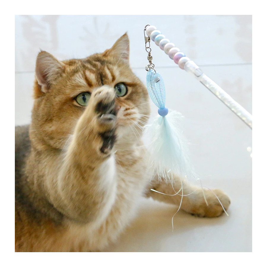 Recharge interactive à l'unité en forme de petit poisson avec plumes colorées à accrocher sur une canne à pêche pour chat