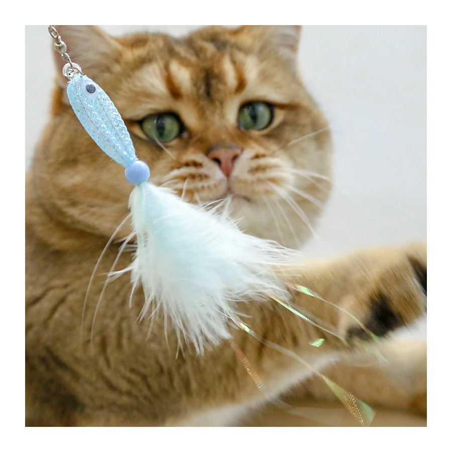 Recharge interactive à l'unité en forme de petit poisson avec plumes colorées à accrocher sur une canne à pêche pour chat