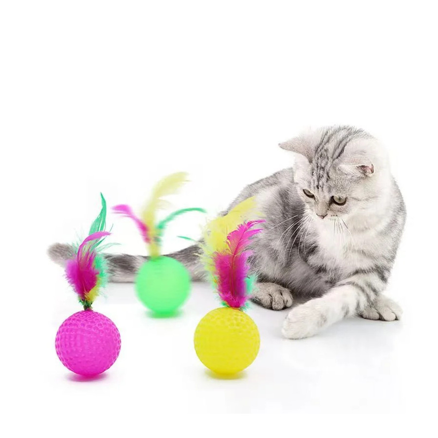 Jouet interactif balle colorée en plastique léger avec véritable plume et grelot intégré pour chat diamètre 3,8 cm