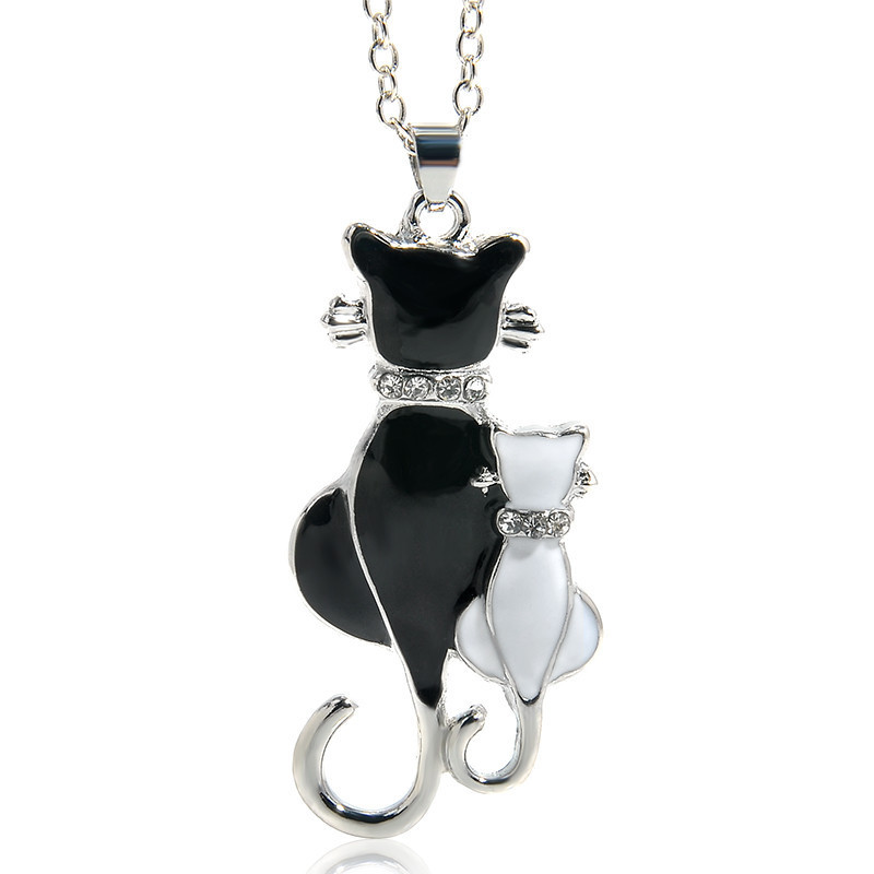 pendentif double chat blanc et noir