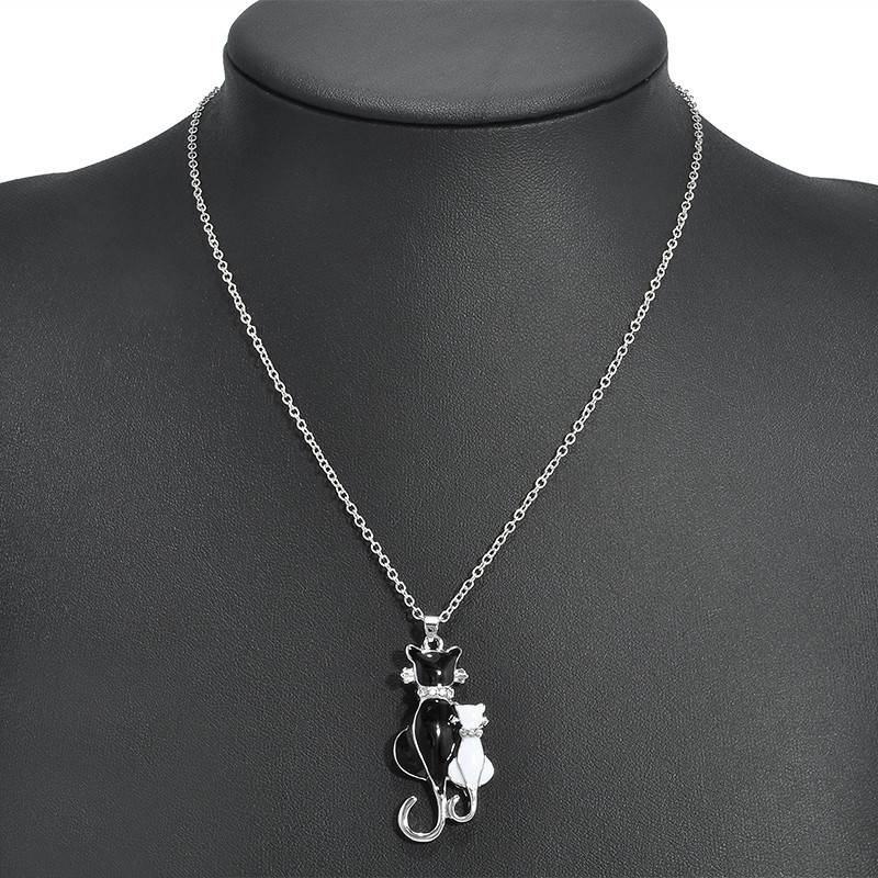 pendentif double chat blanc et noir