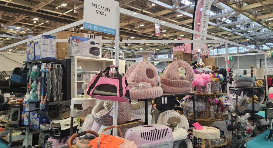 Stand PET BEAUTY STORE au PARIS ANIMAL SHOW 2026 présentant cages PBSLine et cosmétiques professionnels